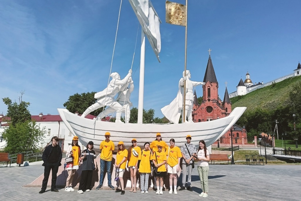 Для ребят из «Отрядов мэра» провели экскурсию-лекцию к памятнику Данилы Чулкова