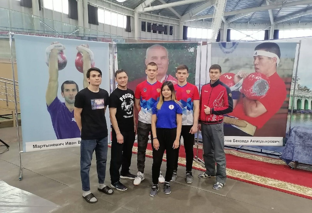 Тобольские гиревики завоевали награды всероссийских соревнований