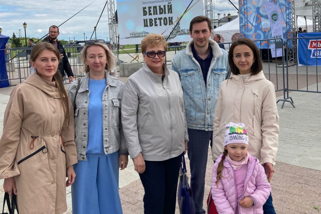 Сотрудники детского технопарка «Кванториум-Тобольск» приняли участие в благотворительной акции «Белый цветок»